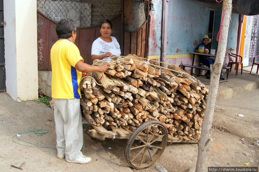 Торговец дровами. Топят вряд ли. Наверняка готовят на дровах. Чалчуапа, Сальвадор