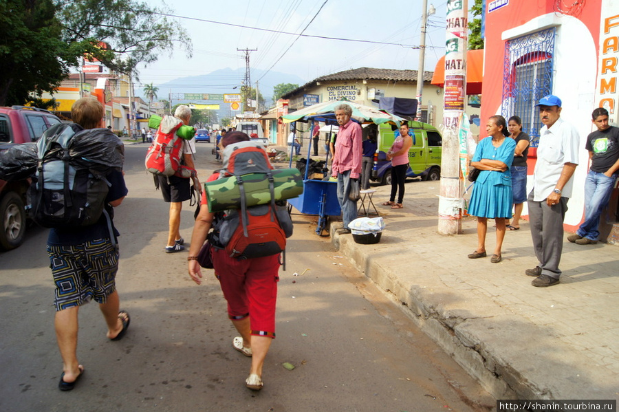 Бэкпакеры на пути к руинам Тазумала Чалчуапа, Сальвадор