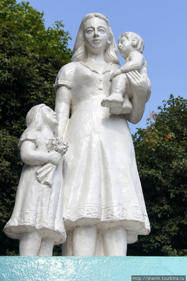 Мать и дети Чалчуапа, Сальвадор