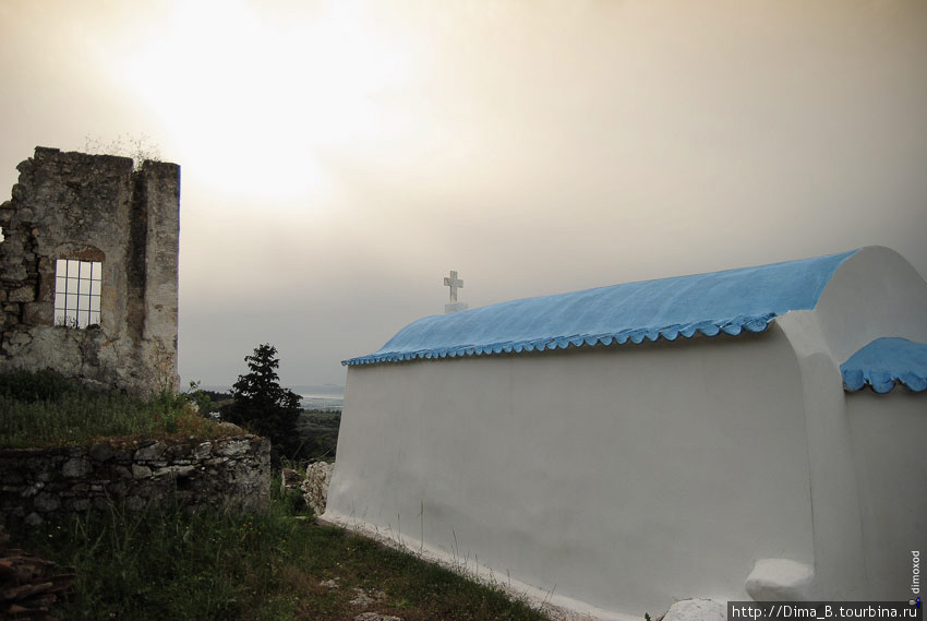 По дороге в Зию. В деревушке все почти разрушено, но церковь в хорошем состоянии, видна свежая побелка. Остров Кос, Греция
