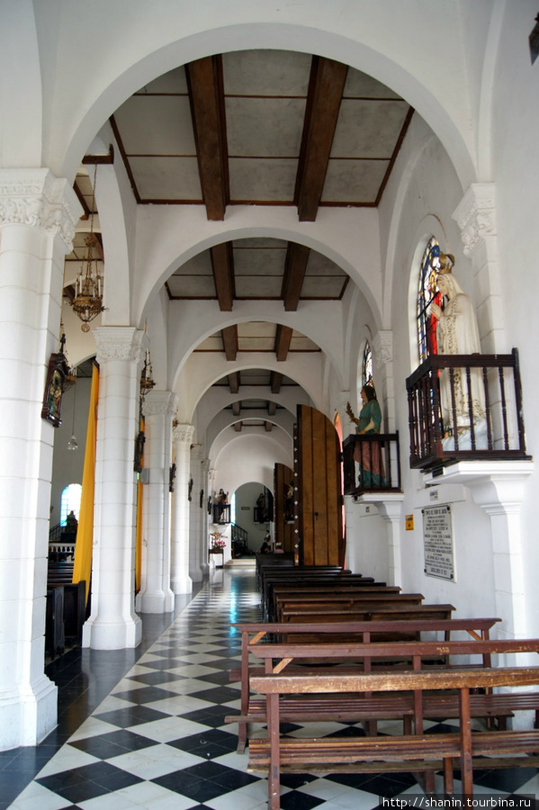 В церкви в Хуаюа Juayùa, Сальвадор