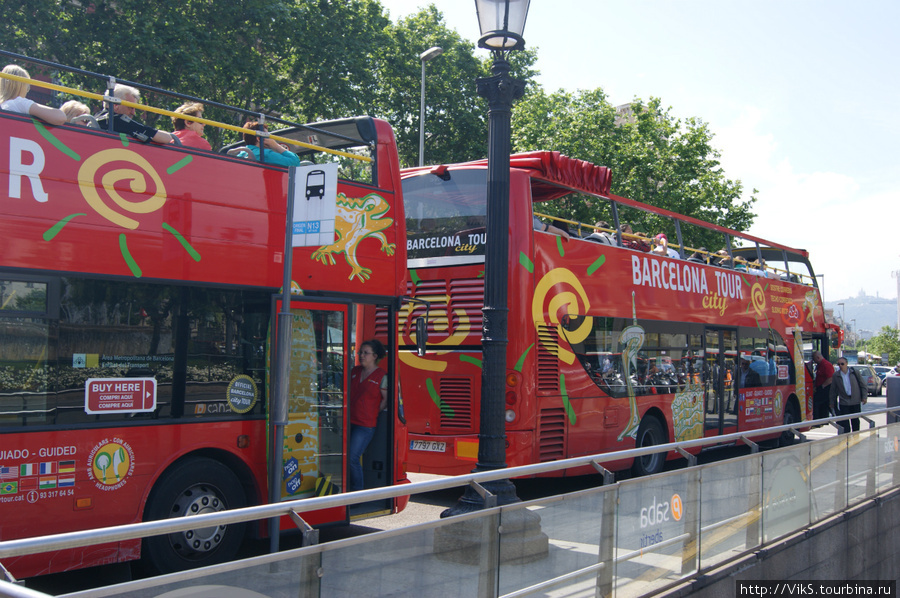 И экскурсионных автобусов много, и туристов немало. Барселона, Испания