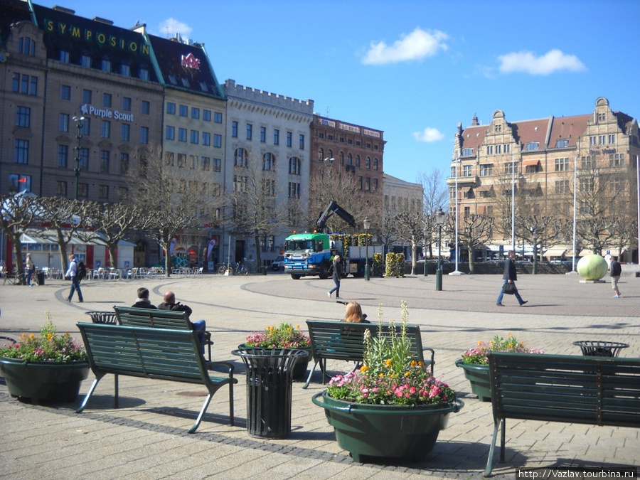 Панорама площади; горожане любят отдыхать на расставленных по её периметру скамейках Мальмё, Швеция