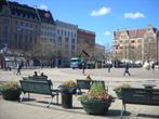Панорама площади; горожане любят отдыхать на расставленных по её периметру скамейках