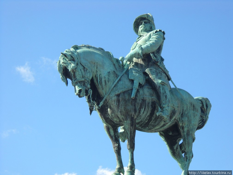 Что интересно, наши памятник императорам обычно пышут энергией, а тут король — пузатый, тостощёкий, осанистый бюргер... Мальмё, Швеция