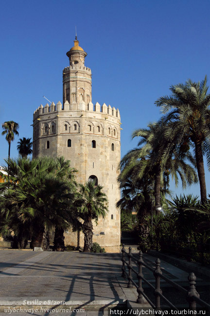 Золотая башня на берегу Гвадалкивира Севилья, Испания
