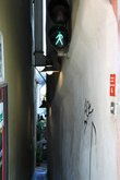 самая узкая улица в Праге,для регулирования передвижения пешеходов установлен светофор