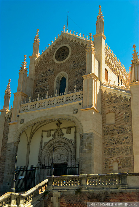 Церковь San Jerónimo el Real 1505 года постройки, рядом со входом стоял мужичок в костюме, вначале мы подумали что это секьюрити, оказалось местный нищий. Мадрид, Испания