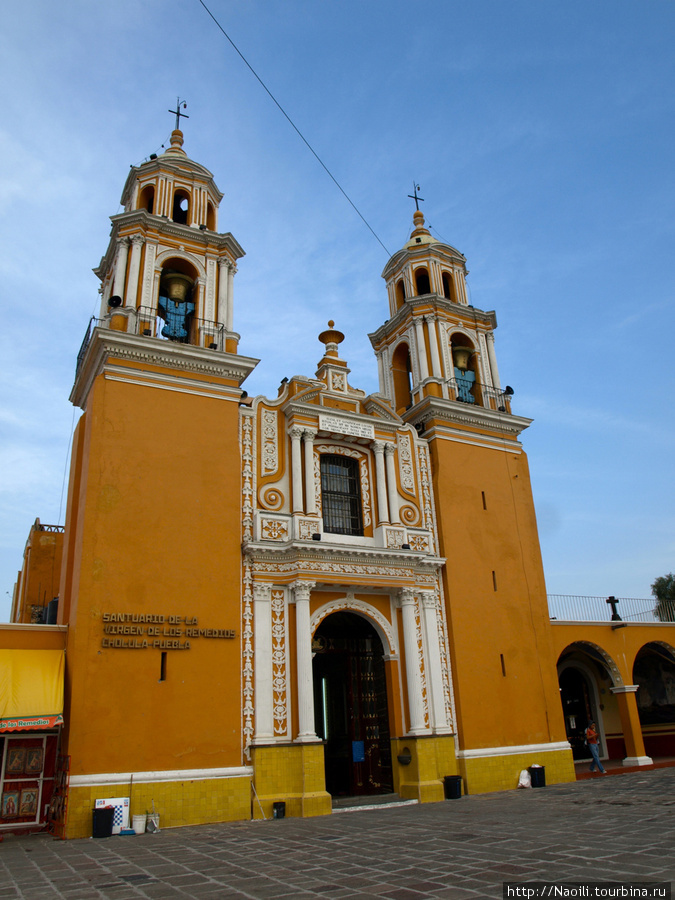 Церковь Святой Девы Ремедиос на вершине пирамиды толтеков. Чолула, Мексика