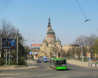 Новый троллейбус ЛАЗ-Е301.К Евро-12 и будет основным троллейбусом.Для Харькова избран зелёный цвет. Троллейбус миновал Благовещенский собор и Купеческий мост.