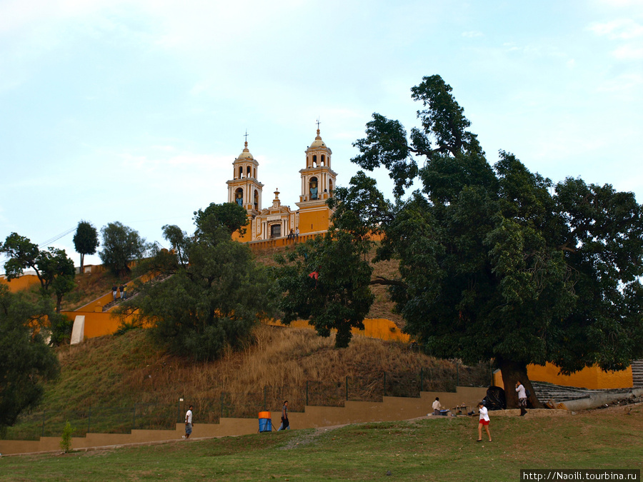 Церковь Святой Девы Ремедиос на вершине пирамиды толтеков.