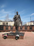 Памятник Солдату-освободителю за неделю до 9 мая. Уже начинают возлагать венки.