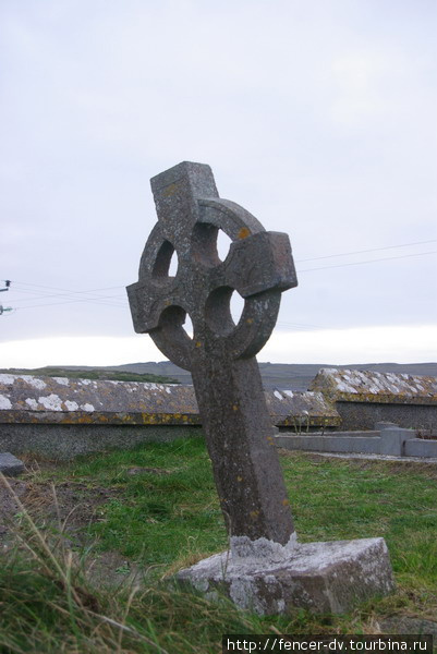 Можно только гадать, сколько лет этому кресту. сто, двести, триста. Графство Голуэй, Ирландия