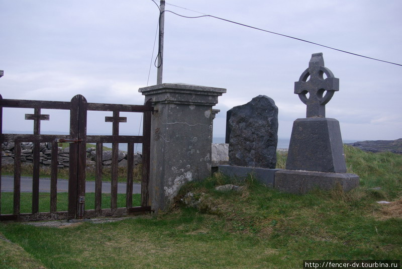 Деревянные ворота кстати закрыты, но непонятно что они закрывают, поскольку никакого забора у кладбища нет. Графство Голуэй, Ирландия