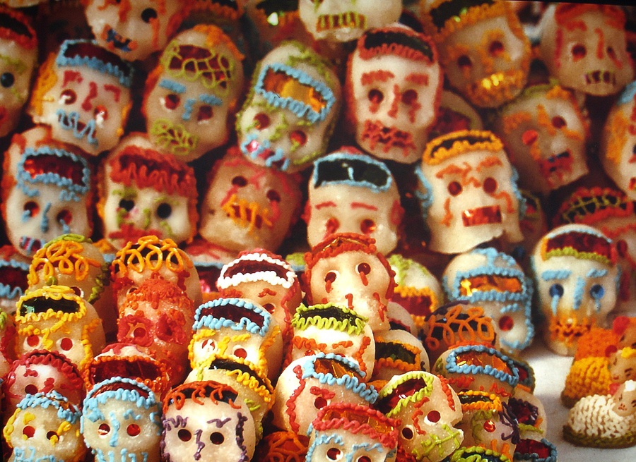 День Мёртвых (исп. Día de los Muertos) — праздник, посвящённый памяти умерших, проходящий ежегодно 1 и 2 ноября в Мексике, Гватемале, Гондурасе, Сальвадоре. По поверью в эти дни души умерших родственников посещают родной дом. Традиция восходит к индейцам майя и ацтекам, которые приносили дары богине Миктлансиуатль и сооружали стены с изображением черепов — тсомпантли.
В 2003 году праздник был включён ЮНЕСКО в список нематериального культурного наследия человечества.
В эти дни устраивается карнавал, готовятся сладости в виде черепов, делаются специальные фигурки одетых женских скелетов — Катрина, то есть модница, франтиха. Мехико, Мексика
