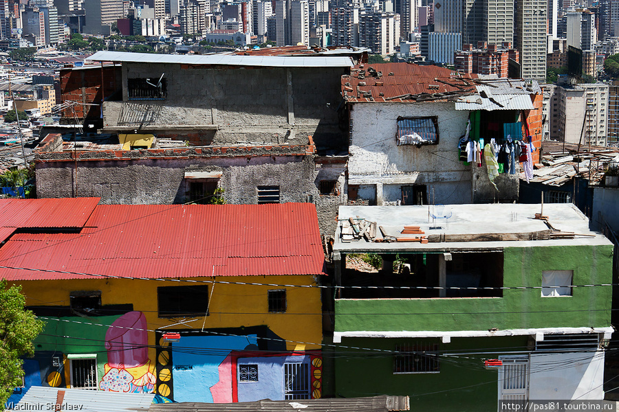 Трущобы соседствуют с современными небоскребами. Органично? С высоты выглядит не плохо... Каракас, Венесуэла