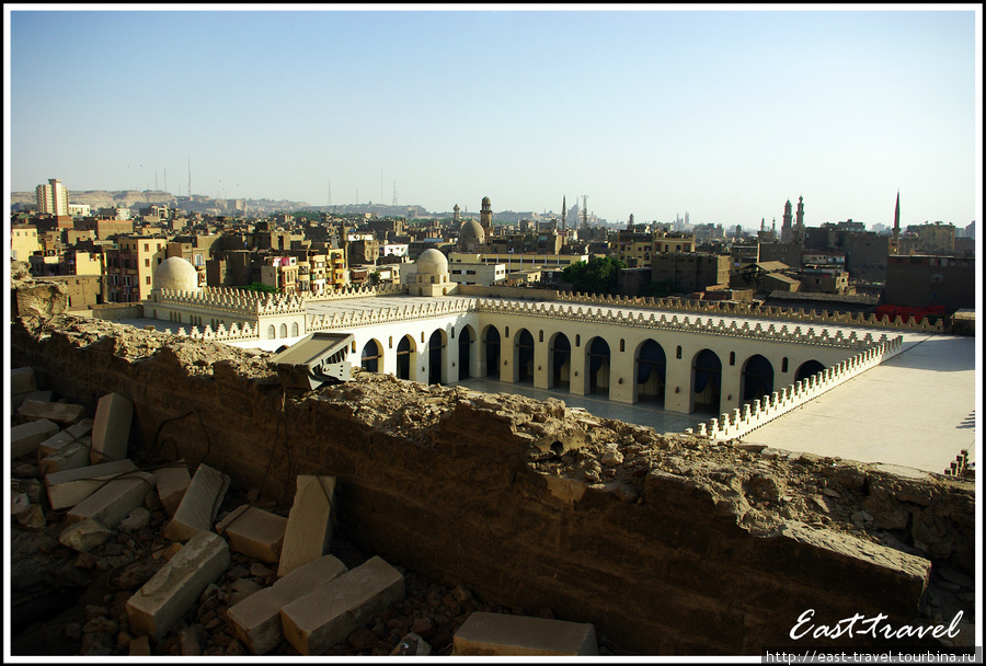 Вид из-под минарета на внутренний двор мечети и Исламский Каир Каир, Египет