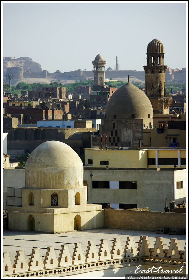 На фоне куполов и минаретов видятся стены Цитадели Каир, Египет