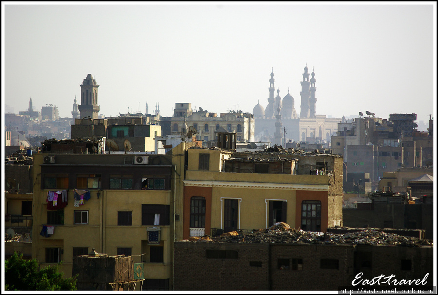 Из крыш домов частенько устраивают свалку, которая нелепо выглядит на фоне могучих минаретов мечетей мамлюкских султанов Каир, Египет
