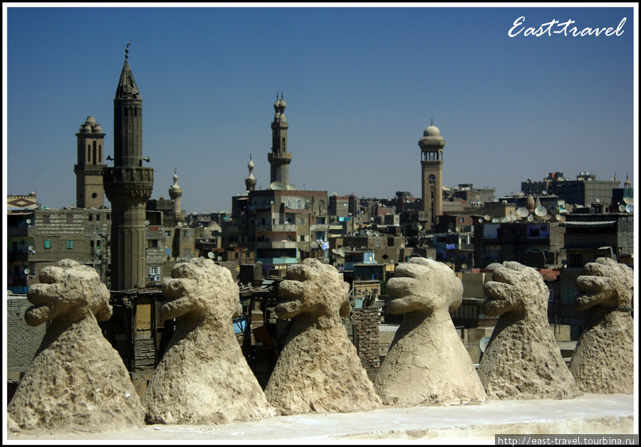 Ограда крыши и прекрасные образцы всего разнообразия исламской архитектуры Каир, Египет