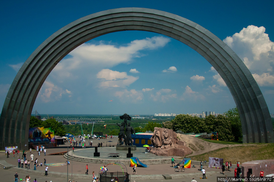 Скульптурная композиция с аркой Дружбы Народов появилась в 1982 г. в ходе подготовки к празднованию 1500-летия Киева, заменив Летнюю эстраду. Центральным в композиции является монумент Дружбы Народов, посвященный воссоединению Украины с Россией. Выполнен он из металла, гранита и бронзы и представляет собой двухфигурную композицию (высота – 6,2 м) рабочих – русского и украинца, совместно поднявших ленту с орденом «Дружбы Народов». Несколько поодаль – стела с многофигурной группой, в центре которой – Богдан Хмельницкий и боярин – русский посол. Эта группа создана по мотивам исторического события, произошедшего 8 (18) января 1654 г. – Переяславской Рады. Скульптурные группы связывает арка-радуга «Арка Дружбы Народов». Киев, Украина