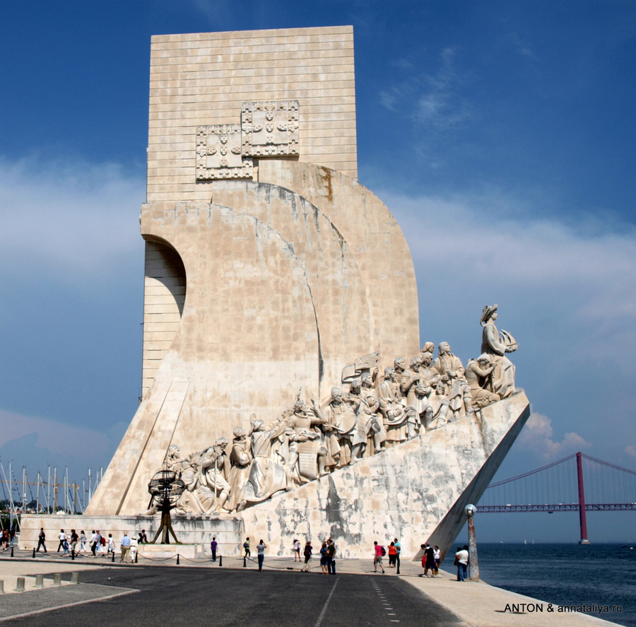 Памятник первооткрывателям, построенный в 1960-м году Лиссабон, Португалия