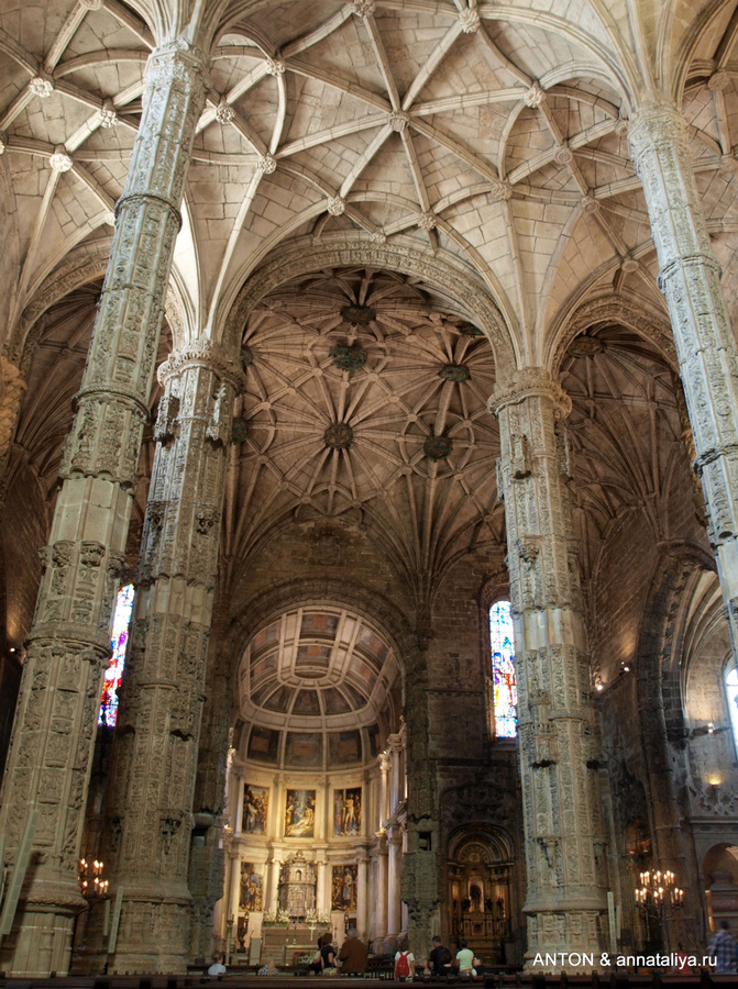 Действующий храм в монастыре Лиссабон, Португалия