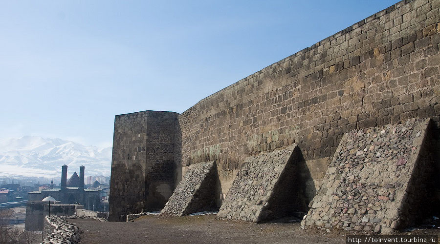 А это уже крепость с видом на юг, где расположен Cifte Minareli Medresse. Небольшая крепость прячет за каменными стенами пустую площадку, где ничего не осталось, кроме как разбросанных там и тут камней.