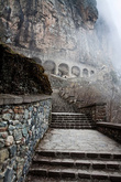В начале византийской эпохи в горах вокруг Трабзона возникло огромное количество монастырей. Они были пограничными крепостями на дальних окраинах христианского мира. Монастырь Сумела был лишь одним, хотя и самым крупным из этих монастырей. Он же лучше всего и сохранился до наших дней.

Высокие и недоступные стены монастыря в суровых скалах стали на века местом паломничества христиан. Монастырь имел 4 этажа с 72-мя кельями и пятый этаж-галерею, которая несла охранительную функцию.

Монастырь Сумела вскарабкался на гору и спрятался за каменными выступами.