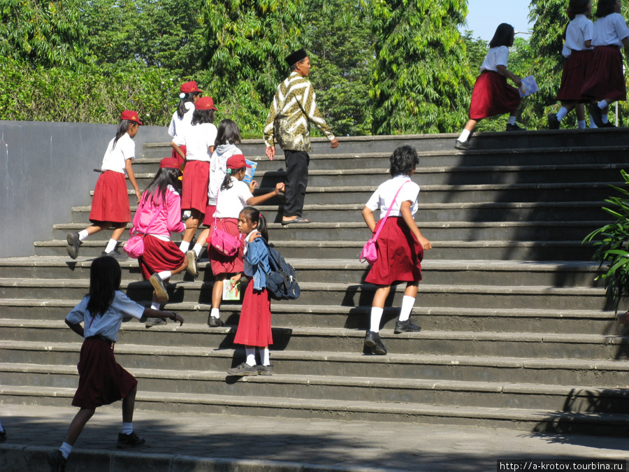 Школьников привозят сюда для поднятия патриотизма Джокьякарта, Индонезия