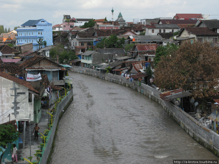 Город пересекают речки-речушки Джокьякарта, Индонезия