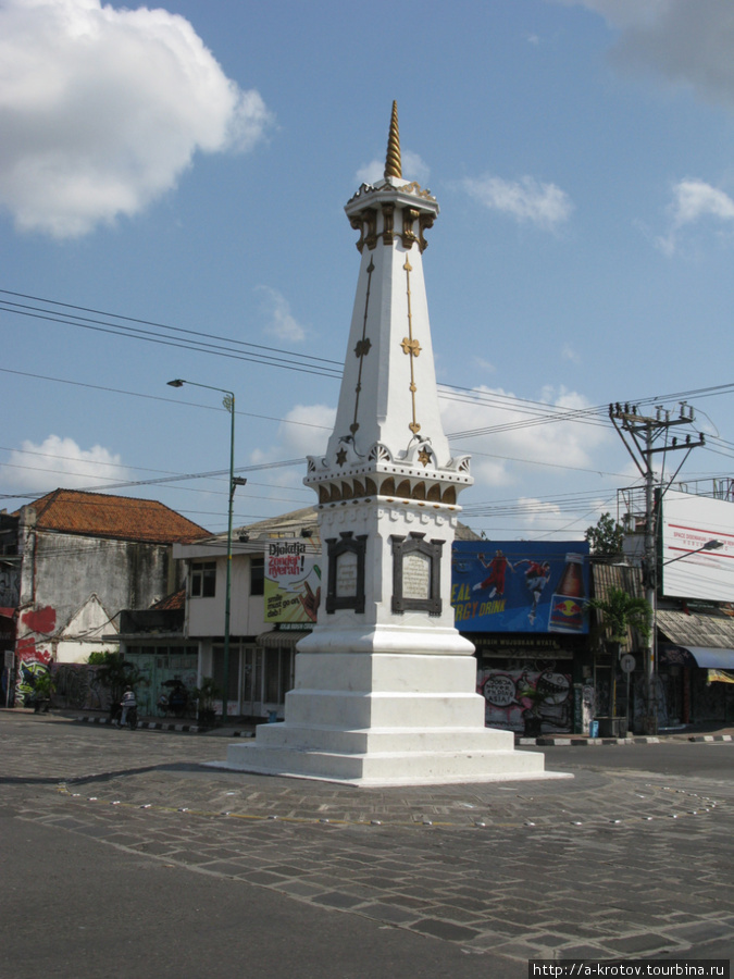 Символ города и главный монумент Джокьякарта, Индонезия