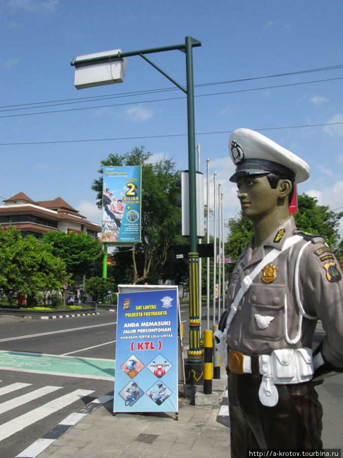 Статуя милиционера следит за дорожным движением! Джокьякарта, Индонезия