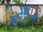 На заборе школы — агитация против СПИДа (это в папуасской части Индонезии, там СПИД более акутален)