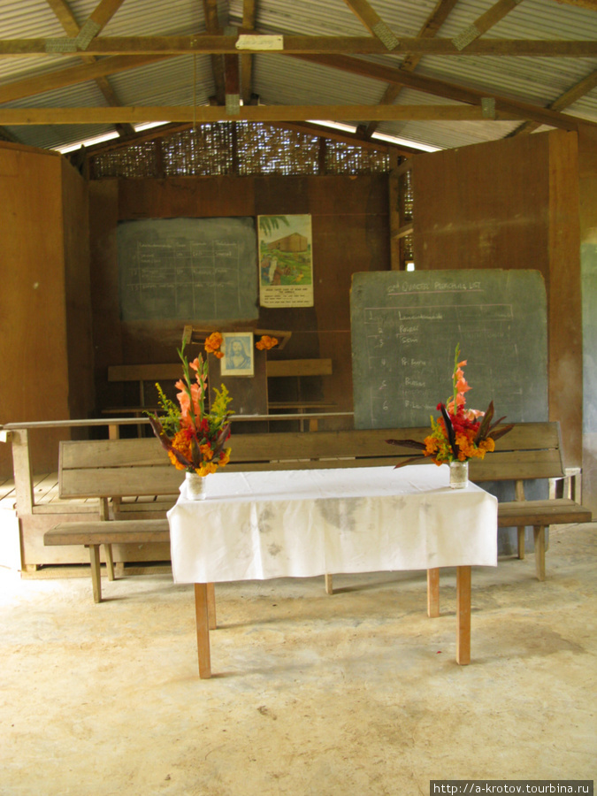 В церкви Вабаг, Папуа-Новая Гвинея