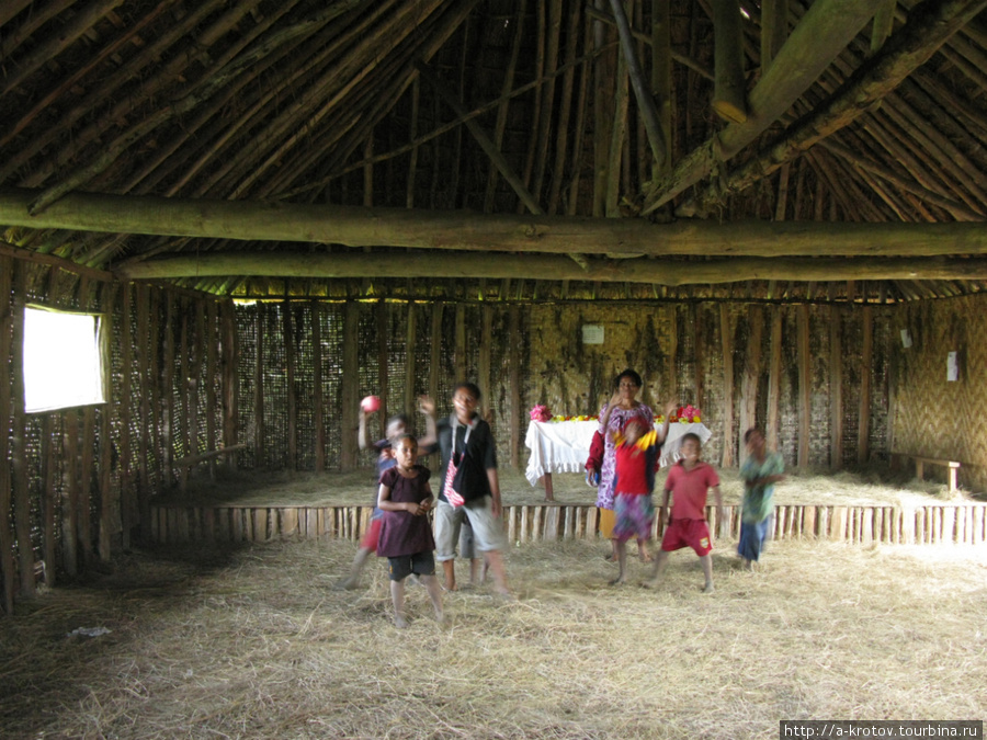 В ещё одной церкви Вабаг, Папуа-Новая Гвинея
