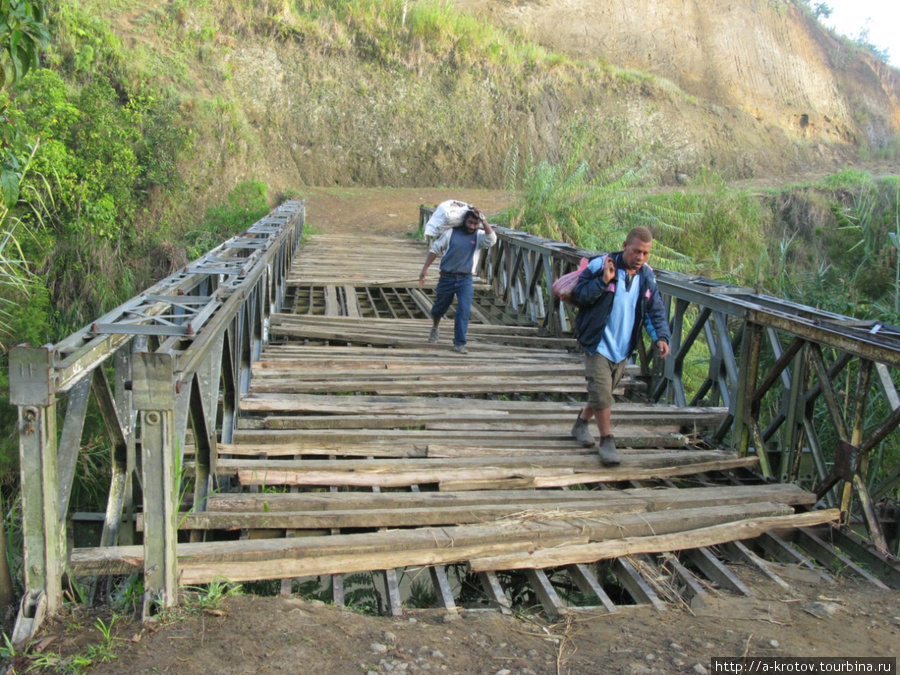 Автомобильный мост на дороге, ведушей в эту деревню Вабаг, Папуа-Новая Гвинея