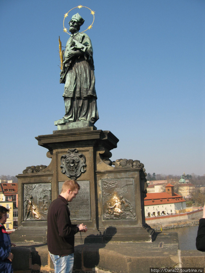 Загадать желание на Карловом мосту — обязательный пункт программы. 2007г. Прага, Чехия