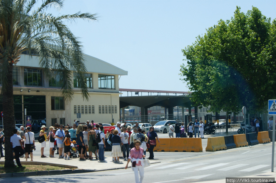 Туристы, прибывшие на экскурсию. Пальма-де-Майорка, остров Майорка, Испания