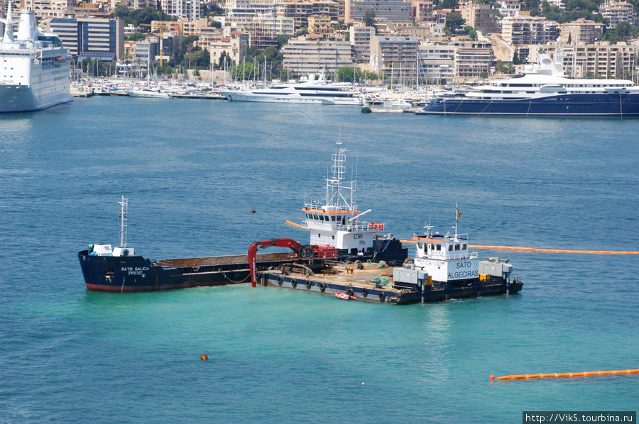 Измерение глубин порта производится регулярно. Дноуглубительные работы в порту. Пальма-де-Майорка, остров Майорка, Испания