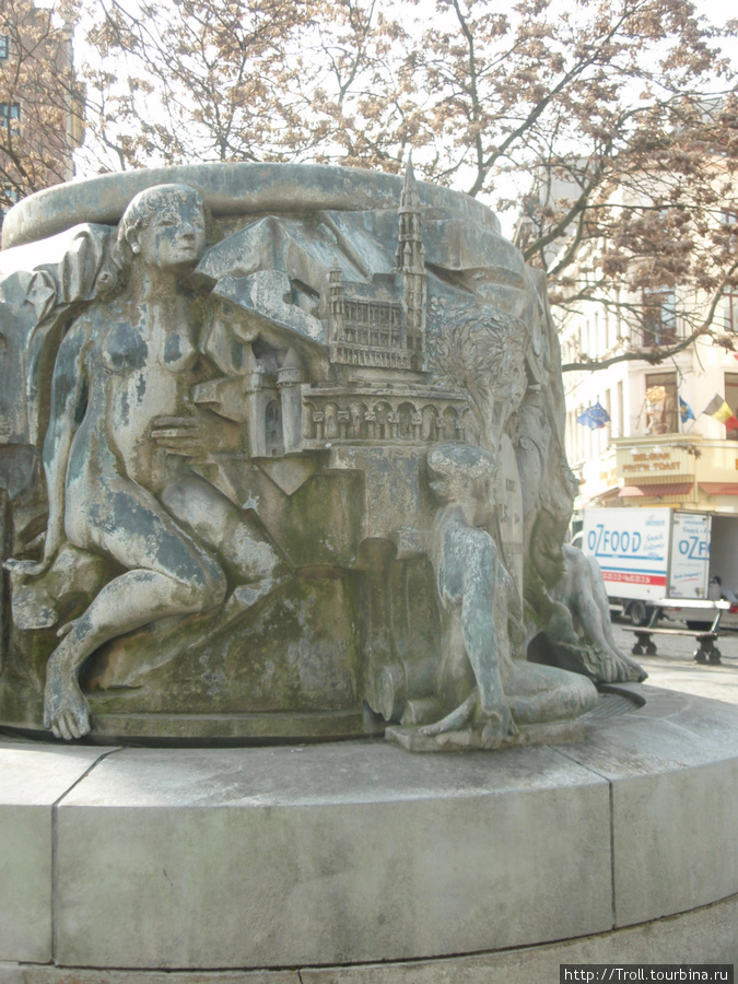 На тыловой стороне памятника узнаваемый абрис главной площади, которую Бюльс отстоял и восстановил Брюссель, Бельгия