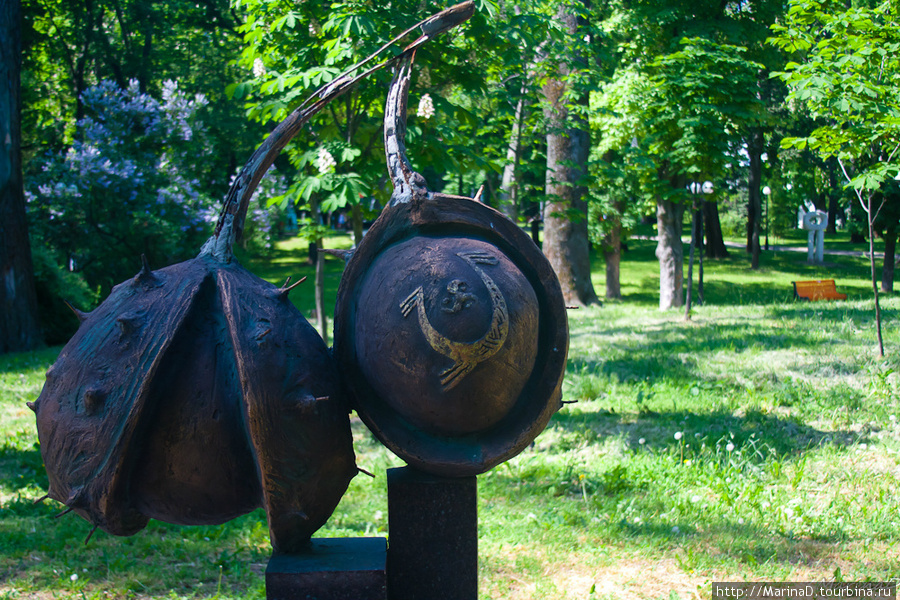 Бронзовый каштан с трипольским символом возрождения — солнечной ладьей, посвящен киевским мамам и новорожденным детям. Киев, Украина