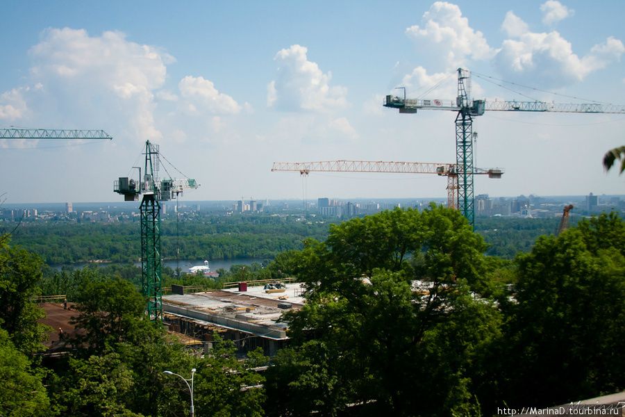 Со смотровой площадки открывается вид на строительство еще одной площадки — вертолетной Киев, Украина