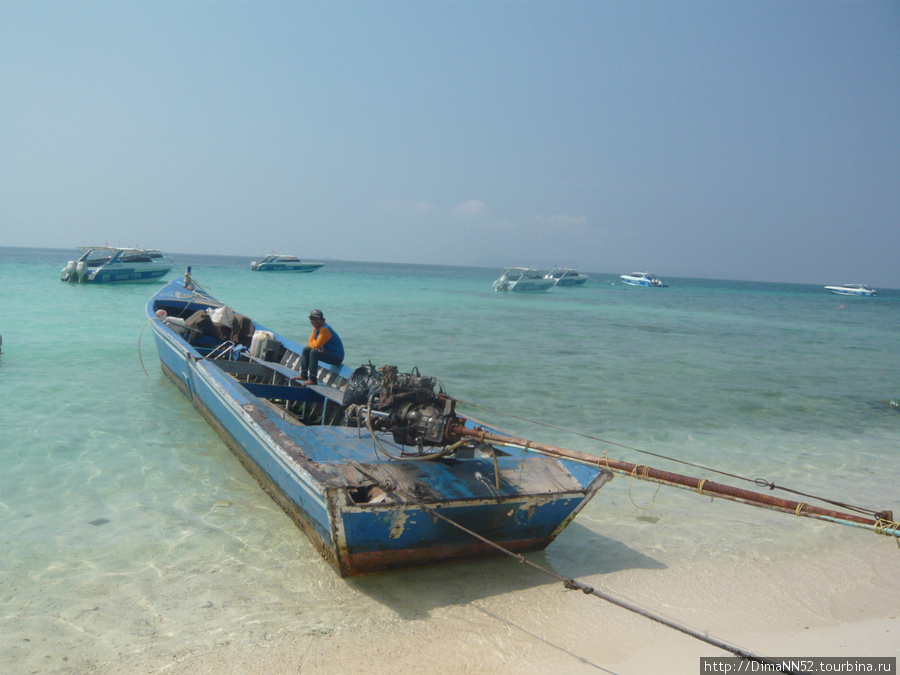На таких лодках туристов перевозят с парома на остров.