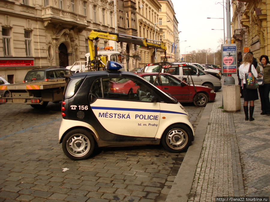 Смешная полицейска машинка. Хотя, наверное, на другой по узким улицам особо за злодеями не поганяшься. :) 2007г. Прага, Чехия