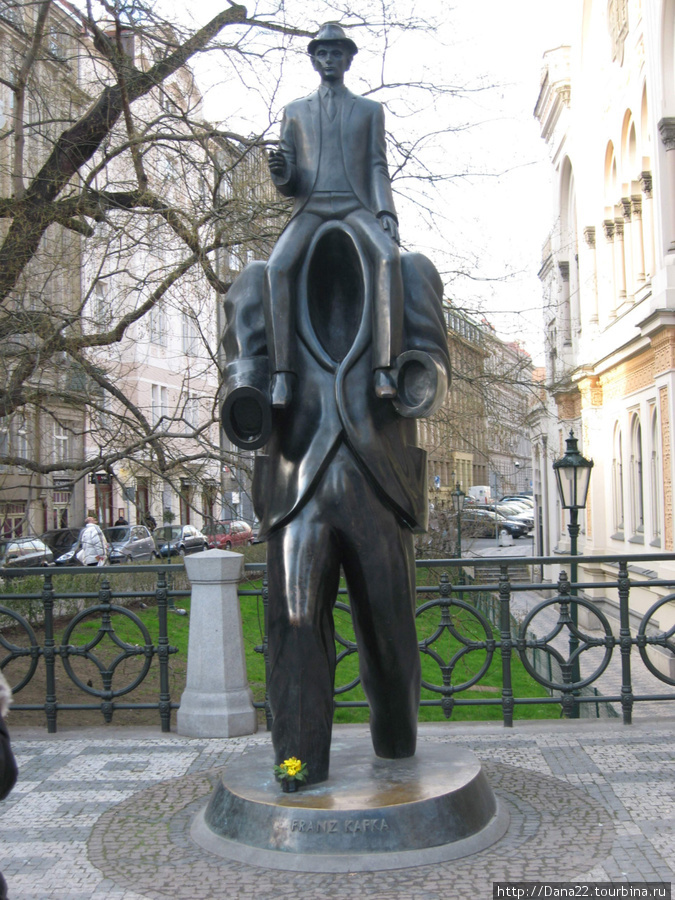 Необыкновенный памятник необыкновенному Кафке. 2007г. Прага, Чехия