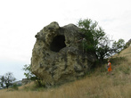 Боооольшой камень с пещеркой