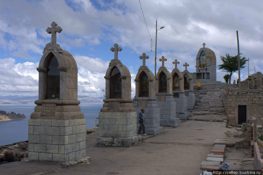 Не до конца ясные культовые постройки, но у разных боливийцев разные любимые кресты из этого ряда Копакабана, Боливия