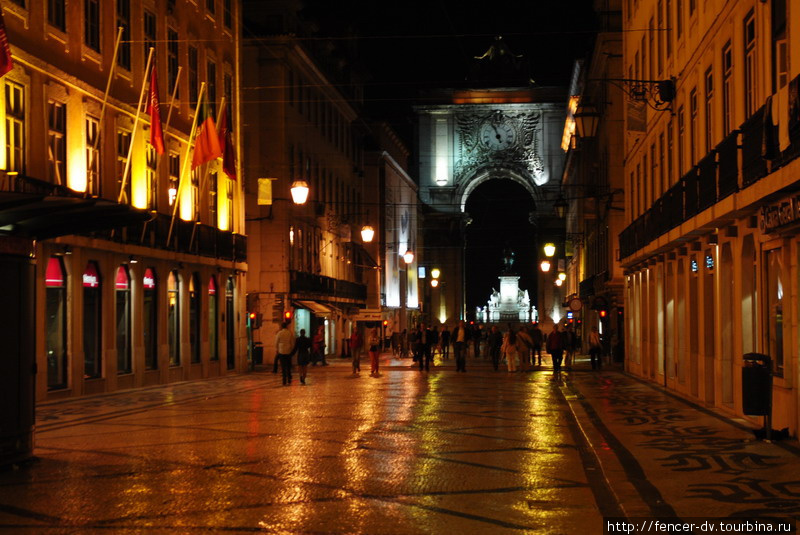 Ночью брусчатка блестит как водная гладь Лиссабон, Португалия