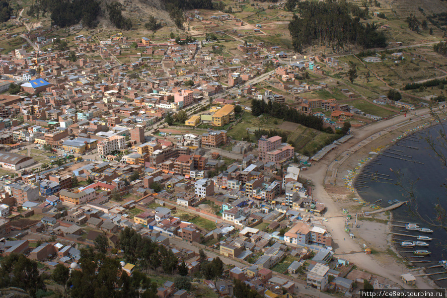Город и озеро Титикака с высоты Копакабана, Боливия